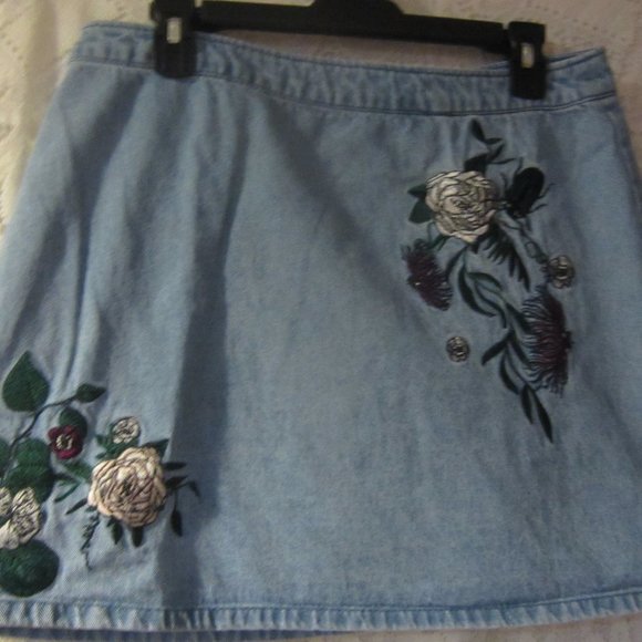 h &M Dresses & Skirts - H & M Coachella Denim Jean Mini Skirt Floral Rose Embroidered Women's 12